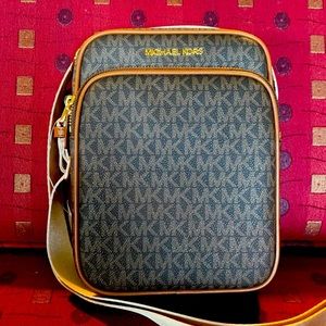 Michael Kors Jet Set Travel Medium Flight Bag